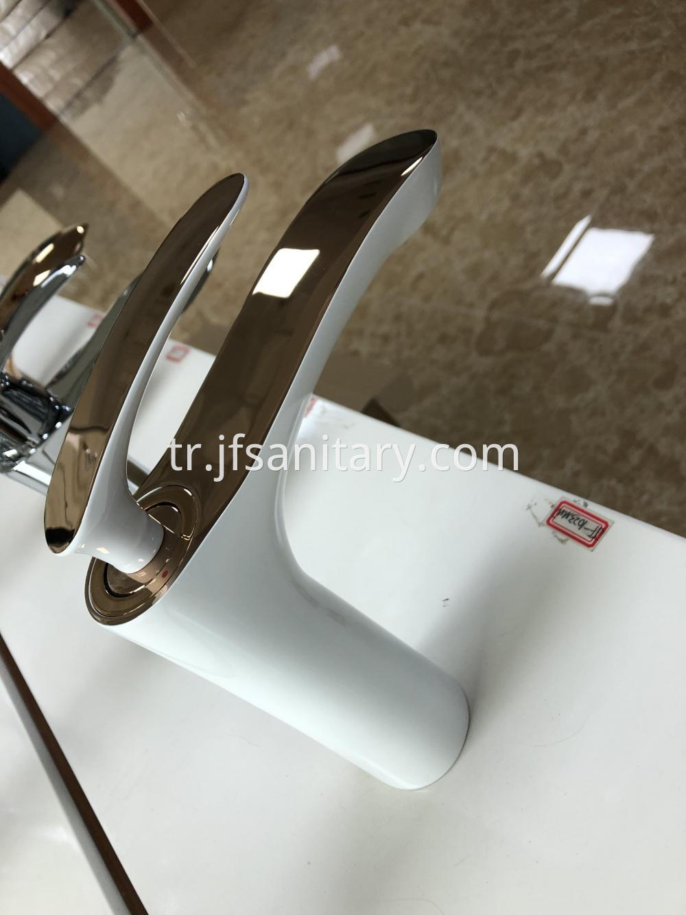 Fashion White Single Hole Basin Faucet